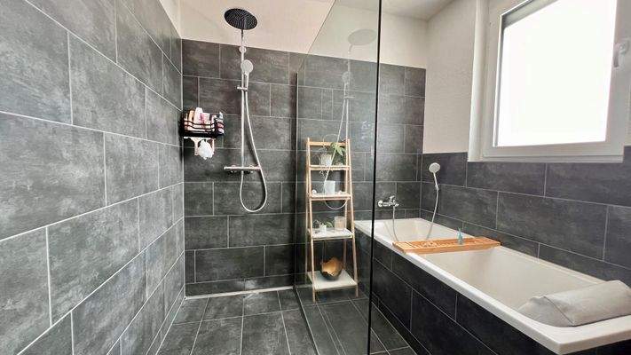 Tageslichtbadezimmer mit Dusche & Badewanne