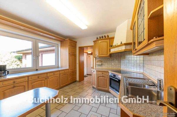 Küche mit Zugang zum angrenzenden Hauswirtschaftsr