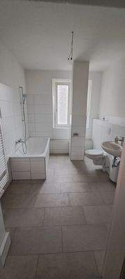 Tageslichtbad mit Wanne und WC.jpg