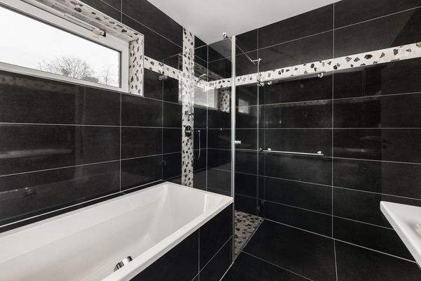 Mit Dusche & Badewanne