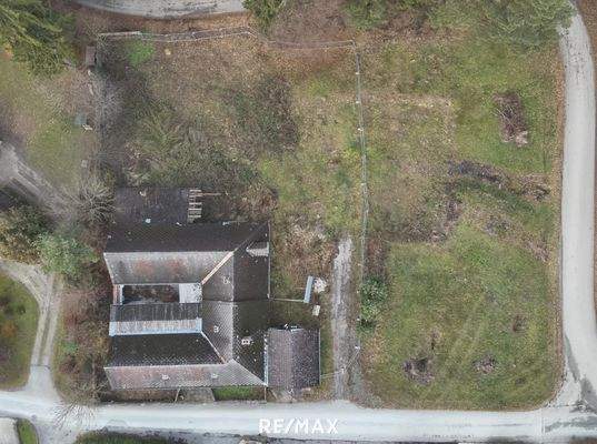 Haus mit allen Grundstücken