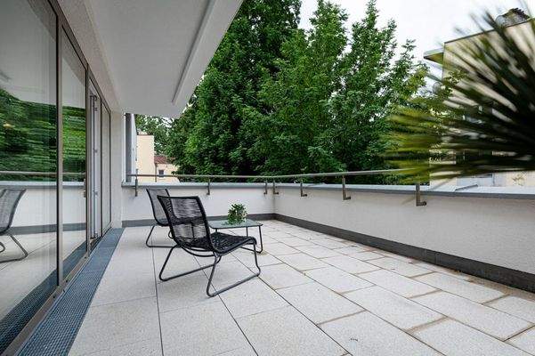 ... mit direktem Zugang auf die großzügige Terrasse