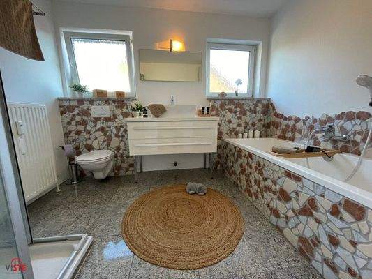 Helles Badezimmer mit Badewanne und Dusche