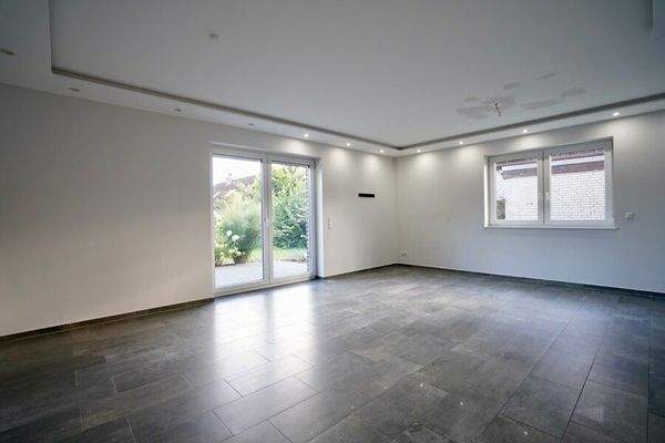 Wohn- und Esszimmer mit Zugang zur Terrasse