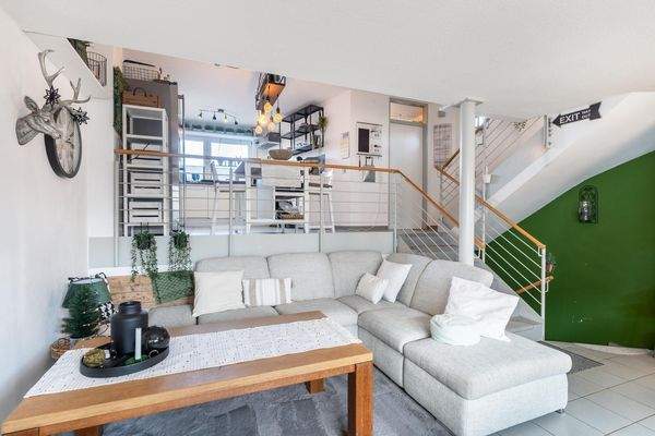 Wohnzimmer und Blick zur Küche