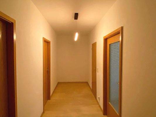 Flur mit Zutritt zu den einzelnen Räumlichkeiten