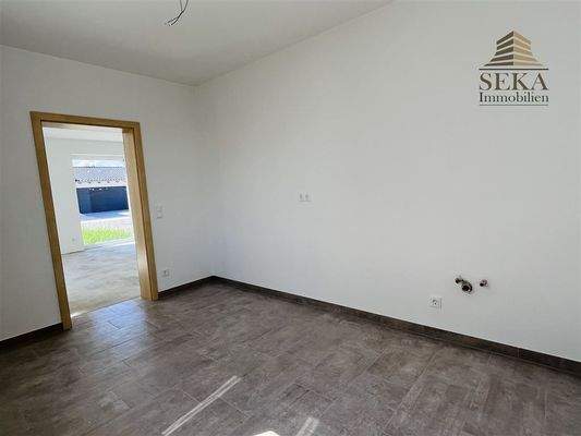 Küchenbereich mit Blick in Wohnbereich