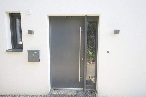 Großzügiger und heller Hauseingangsbereich DHH