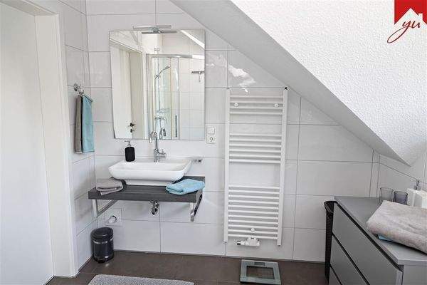 Badezimmer mit Dusche 