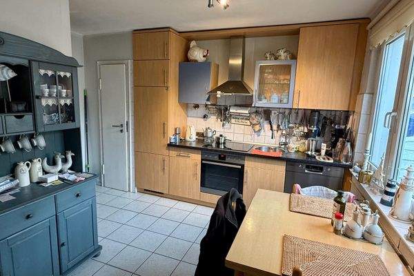 Küche mit Einbauküche und Vorratsraum.