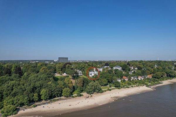 Das Haus liegt im schönsten Othmarschen an der Elbe