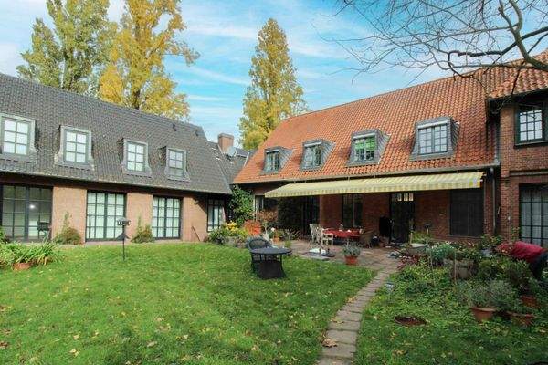 Rückansicht Wohnhaus mit Gästehause oder Büroeinheit