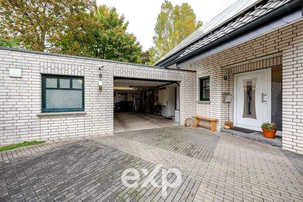 Garage und Eingangstür