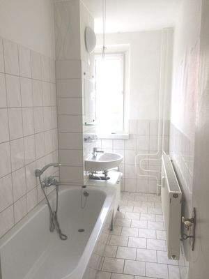 Bad mit Wanne und Fenster