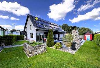 Wohnhaus mit ELW u. Pool