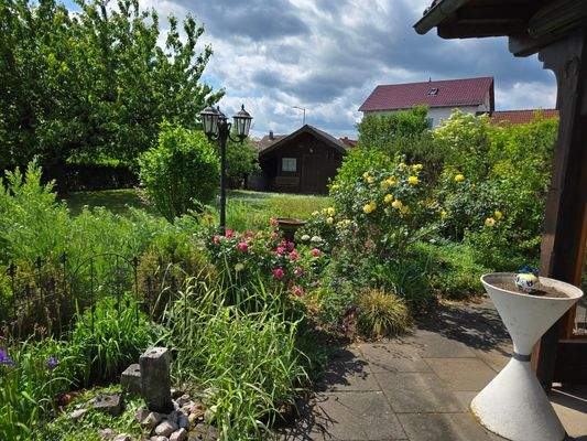 Blick von der Terrasse zum Gartenhaus