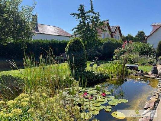 Herrlicher Weitblick über den Teich in den Gartenbereich
