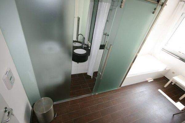 Standartd Bad mit Glas und Granig Clemensstr. 118