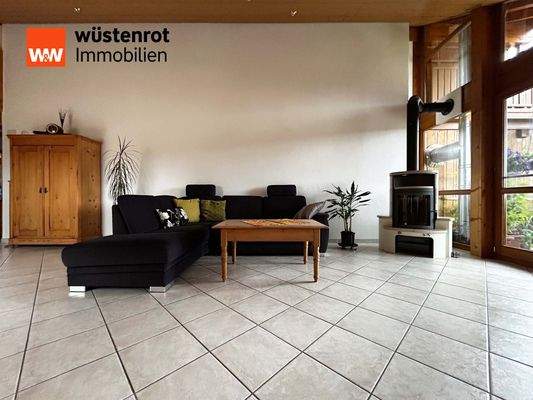 Wohnzimmer: Ein Ort zum Anlehnen – mit Blick aufs Kaminfeuer und viel Licht