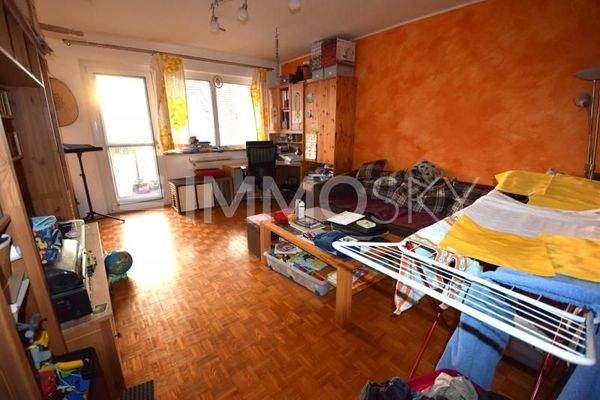 geräumiges Wohnzimmer