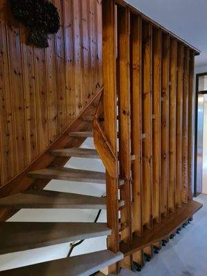 Holztreppe mit Wandverkleidung