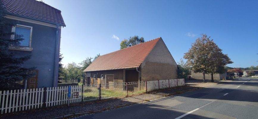 Ansicht der Zufahrt mit Nebengebäude/Scheune