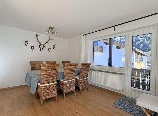 Wohn-/Esszimmer im Obergeschoss mit Zugang zu 2 Balkonen