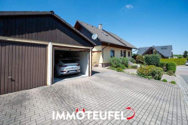 Garage und Stellplätze