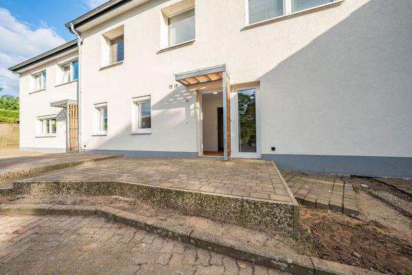 Terrasse und Eingang