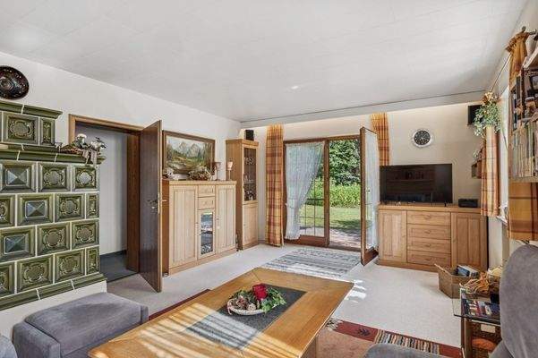 WE 2 - Wohnzimmer mit Kachelofen ...