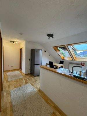 Helle Dachwohnung mit Küche