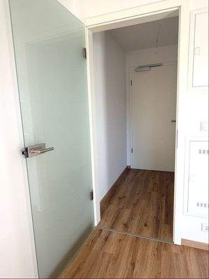 Eingangsbereich mit moderner Glastür