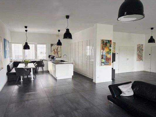 Wohn-/Esszimmer mit offener Küche