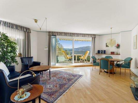 Wohnzimmer mit Terrasse