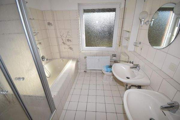 Bad mit Dusche und Wanne