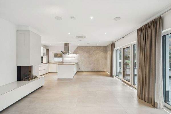 Wohnlandschaft mit Essbereich und Kamin