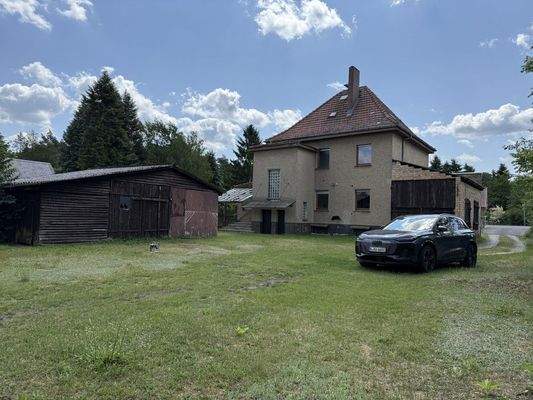 Garten mit Blick Schuppen und Haus
