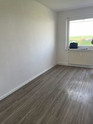 Wohnzimmer mit Balkonaustritt