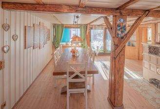 Freundliches Esszimmer als Kommunikationszentrale für die ganze Familie