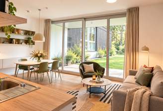 Wohn- und Essbereich mit Blick auf die Terrasse