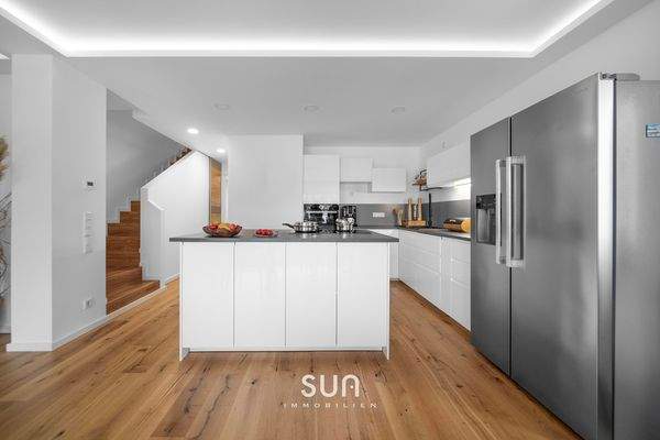 EINBAUKÜCHE MIT INSEL