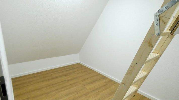 Ankleidezimmer + Treppe zum Spitzboden