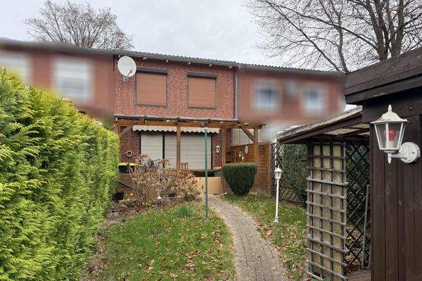 Blick auf die Terrasse und in den Garten