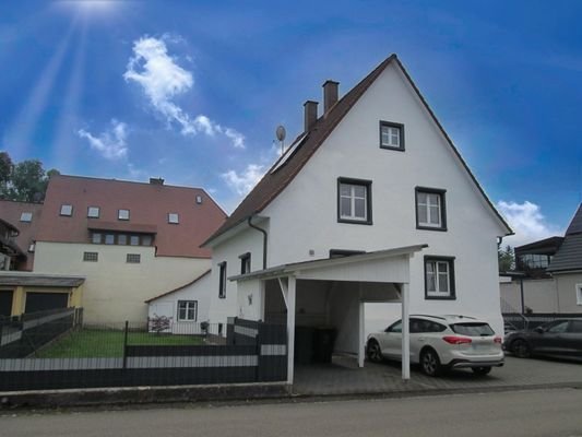 Ansicht mit Carport