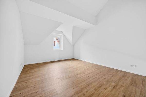 Geräumiges Schlafzimmer oder Büro mit Dachschrägen