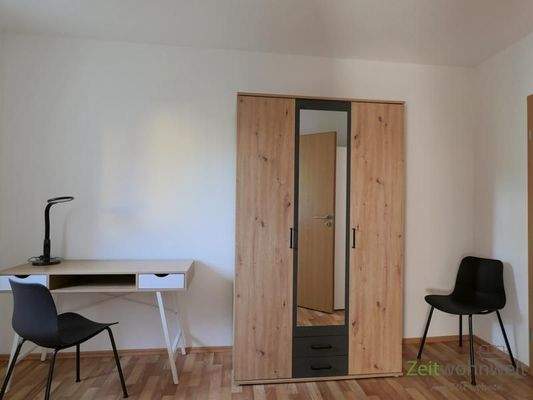 Schreibtisch und Kleiderschrank