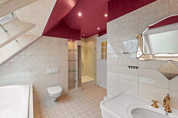 Bad mit Tageslicht, Dusche und Badewanne