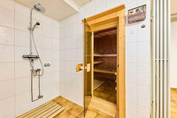 Dusche &amp; Sauna im Souterrain