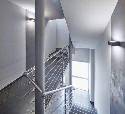 MODERNES TREPPENHAUS MIT AUFZUG (1000kg)