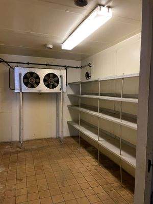 Kühlkammer mit Regalen